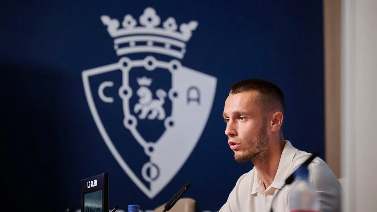 Osasuna presenta a su &uacute;ltimo fichaje, Jonathan Dubasin. PABLO LASAOSA