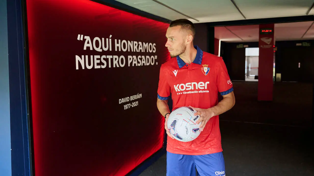 Osasuna presenta a su &uacute;ltimo fichaje, Jonathan Dubasin. PABLO LASAOSA
