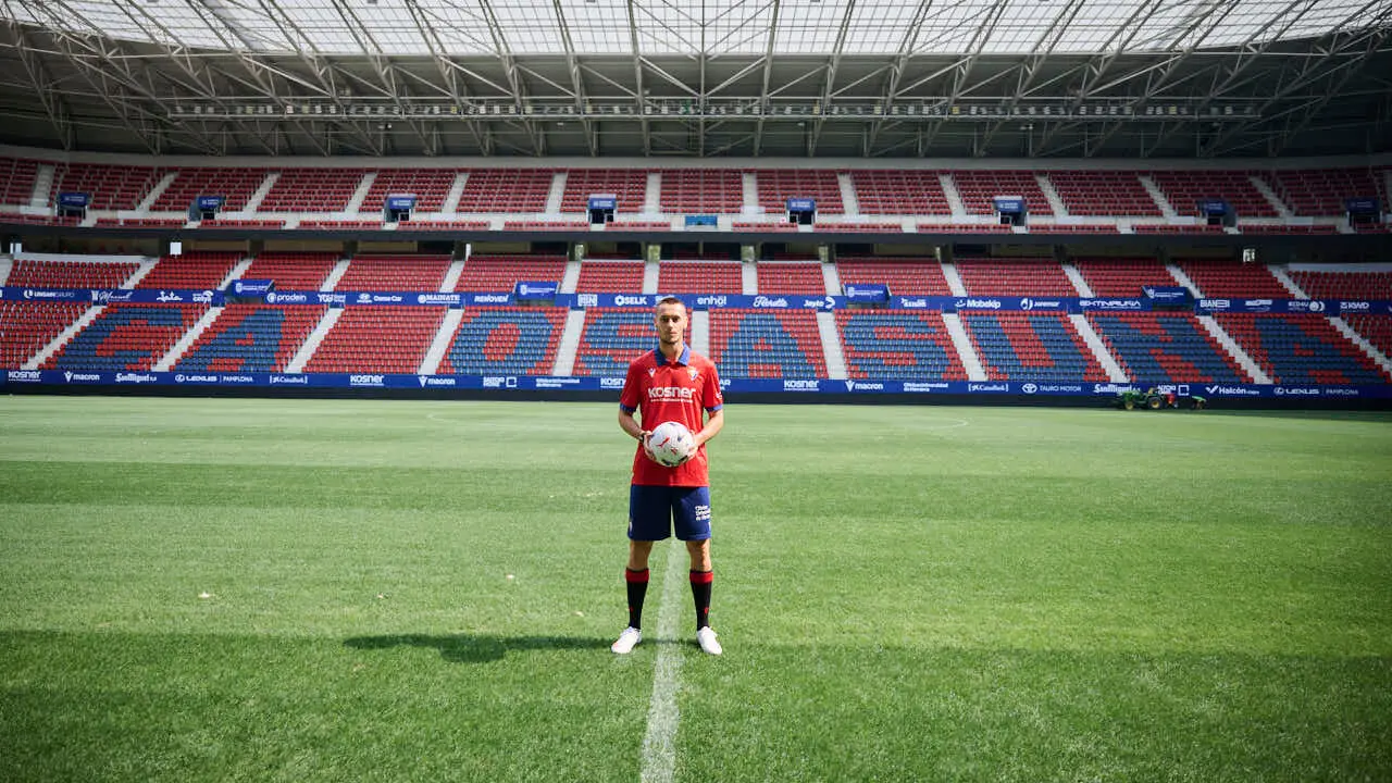 Osasuna presenta a su &uacute;ltimo fichaje, Jonathan Dubasin. PABLO LASAOSA