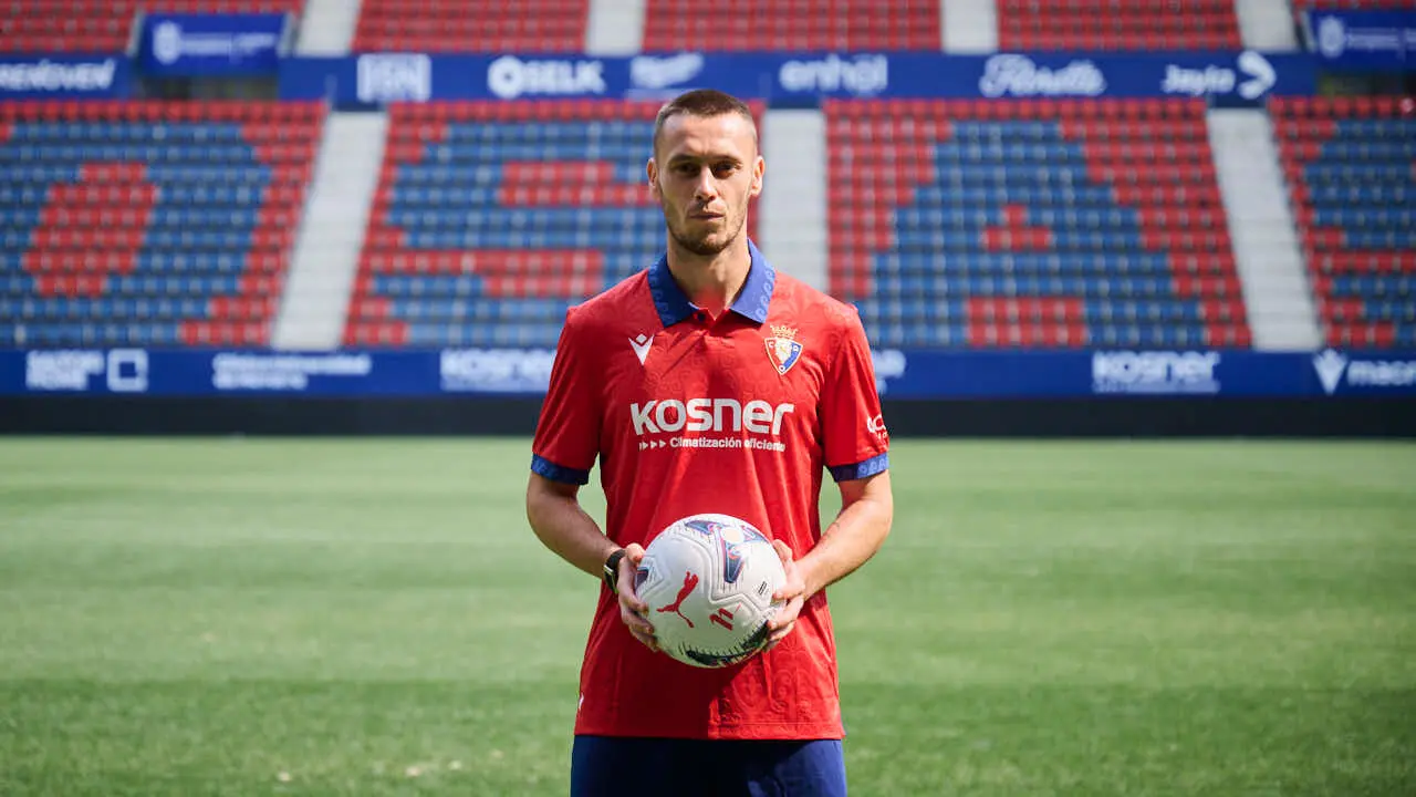 Osasuna presenta a su &uacute;ltimo fichaje, Jonathan Dubasin. PABLO LASAOSA
