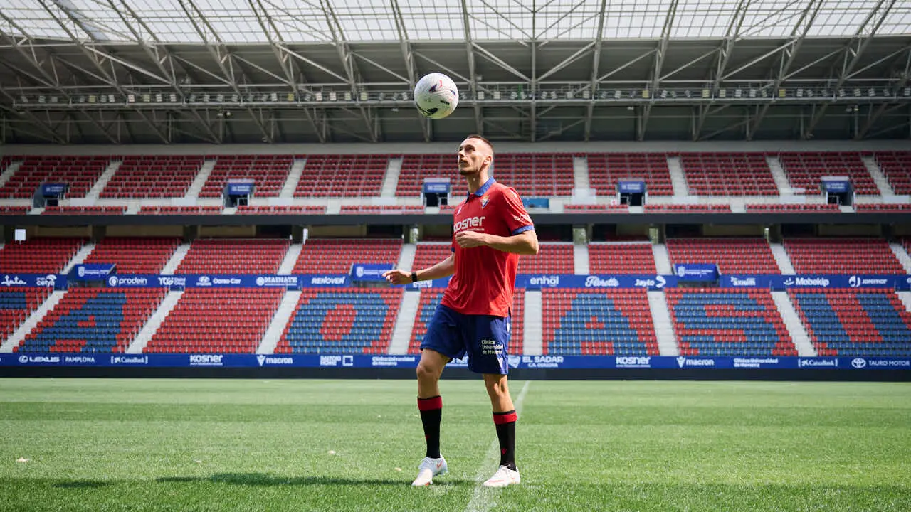 Osasuna presenta a su &uacute;ltimo fichaje, Jonathan Dubasin. PABLO LASAOSA