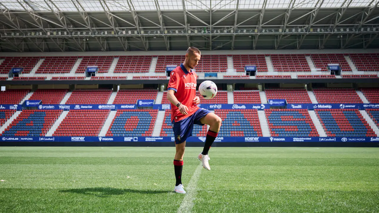 Osasuna presenta a su &uacute;ltimo fichaje, Jonathan Dubasin. PABLO LASAOSA