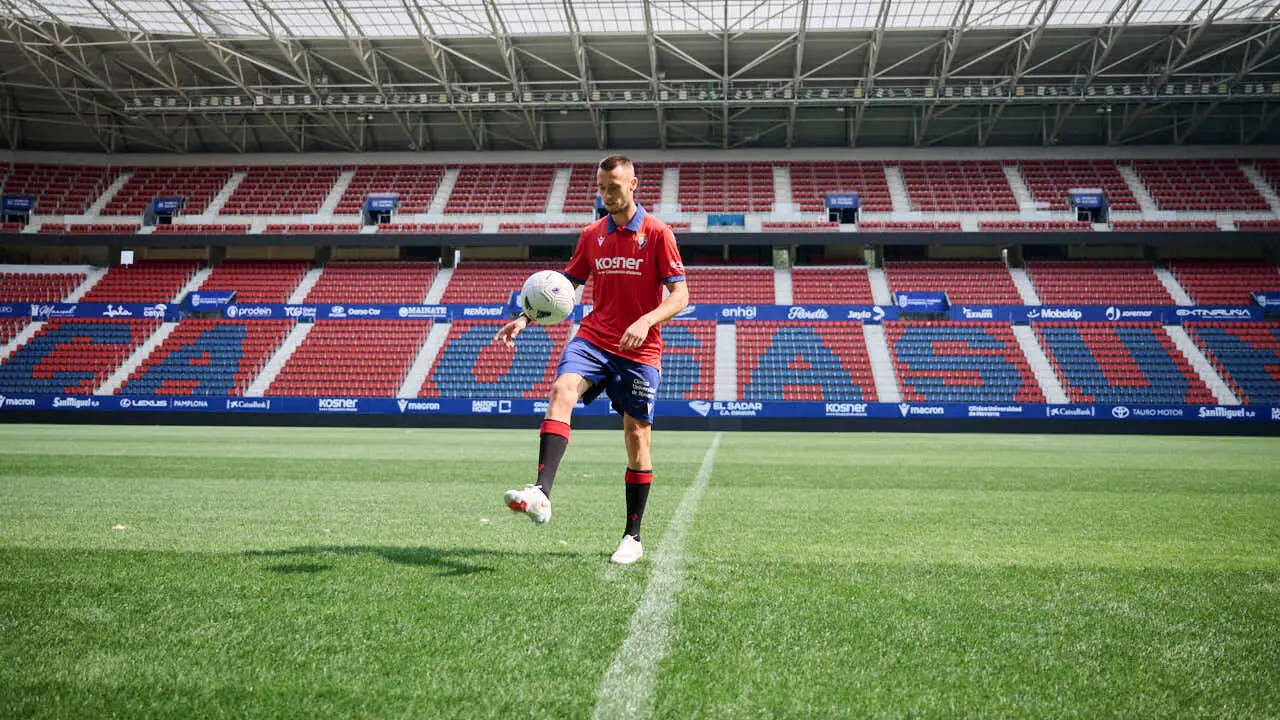 Osasuna presenta a su &uacute;ltimo fichaje, Jonathan Dubasin. PABLO LASAOSA