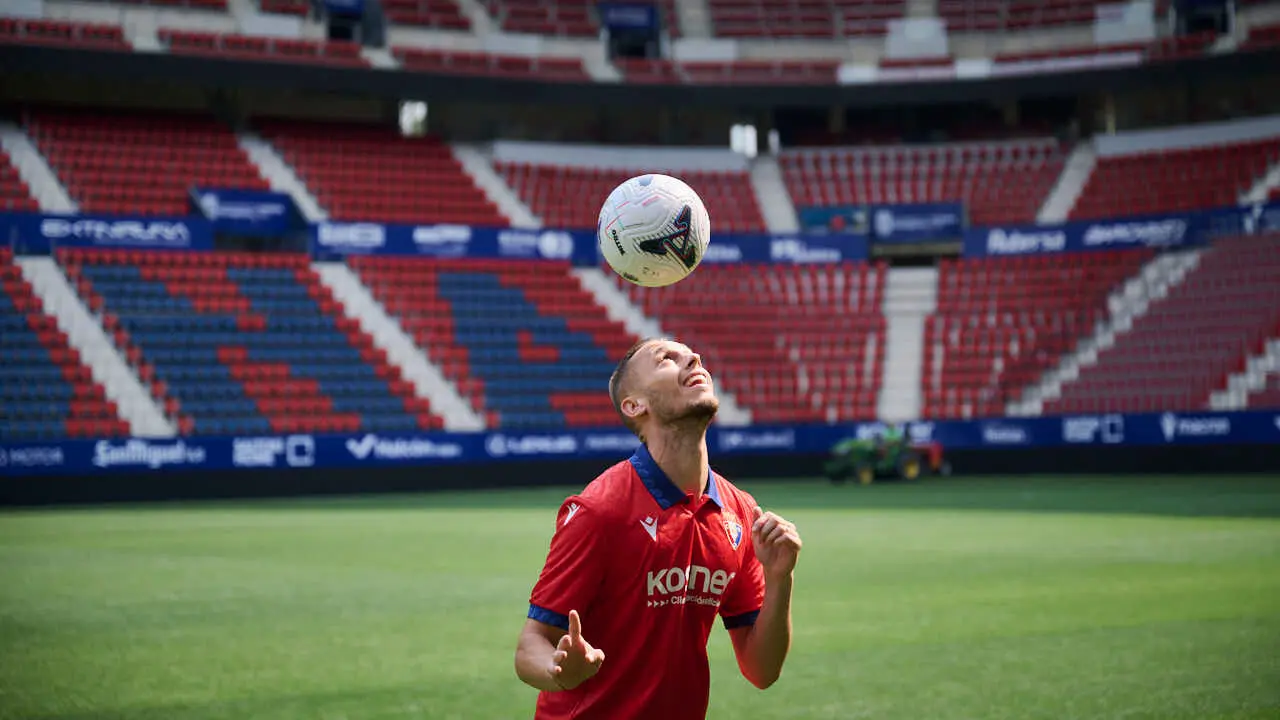 Osasuna presenta a su &uacute;ltimo fichaje, Jonathan Dubasin. PABLO LASAOSA
