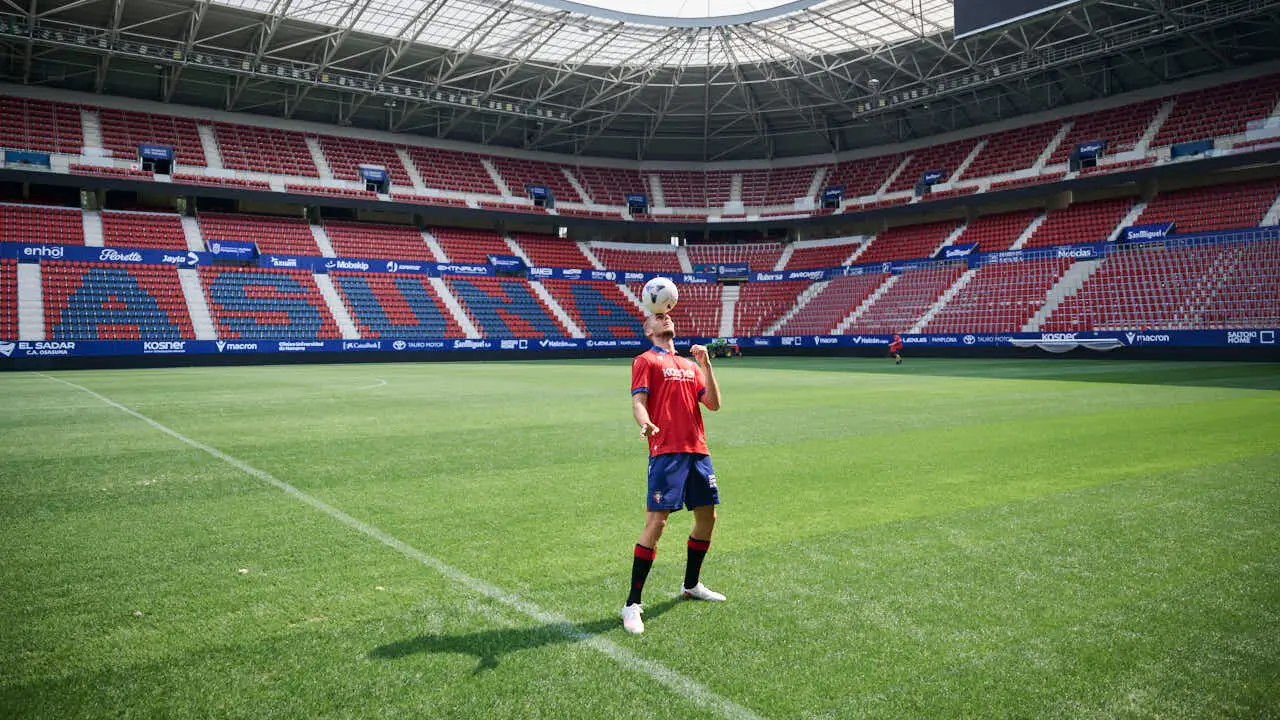 Osasuna presenta a su &uacute;ltimo fichaje, Jonathan Dubasin. PABLO LASAOSA