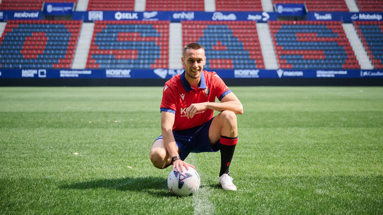 Osasuna presenta a su &uacute;ltimo fichaje, Jonathan Dubasin. PABLO LASAOSA