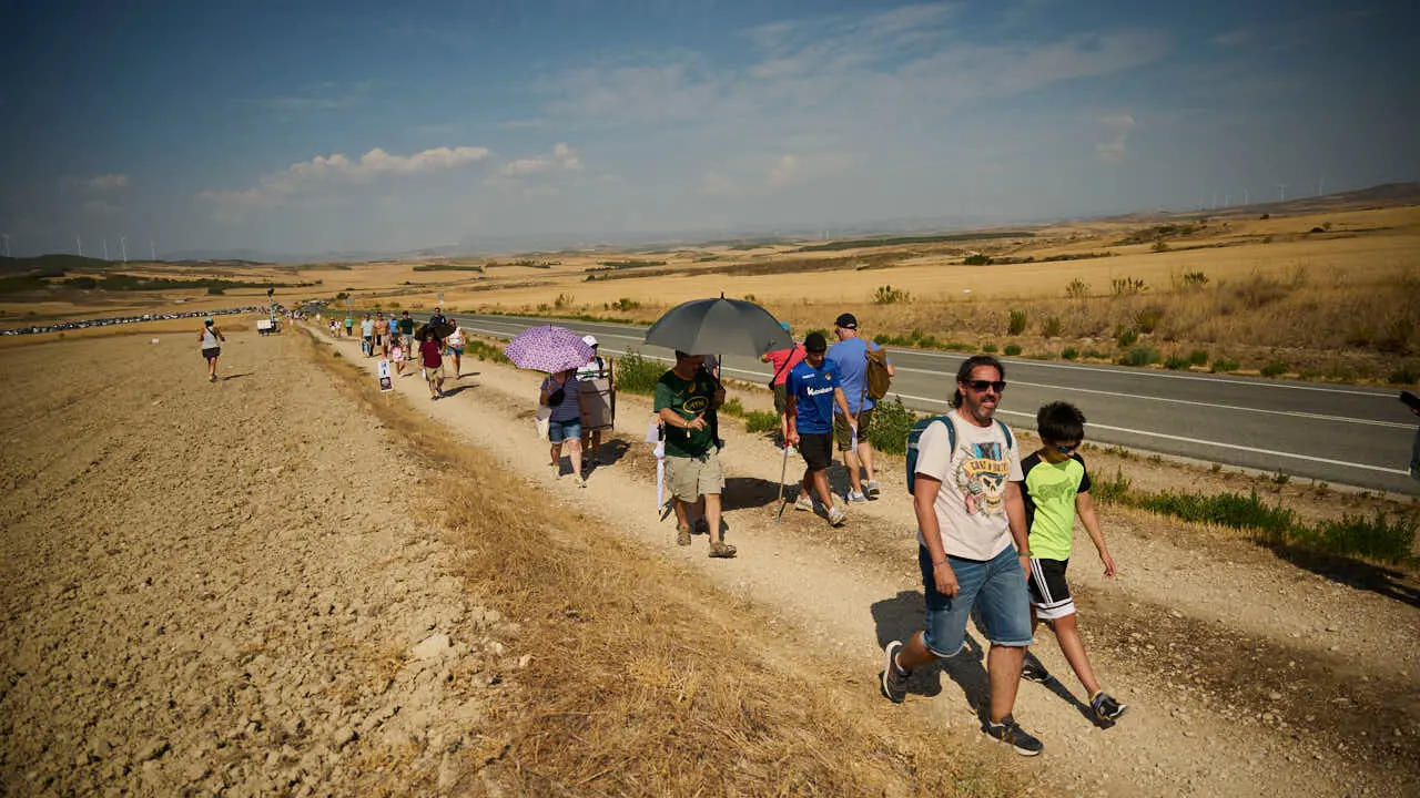 Miles de personas esperan en la localidad Navarra de Ler&iacute;n al eclipse. PABLO LASAOSA