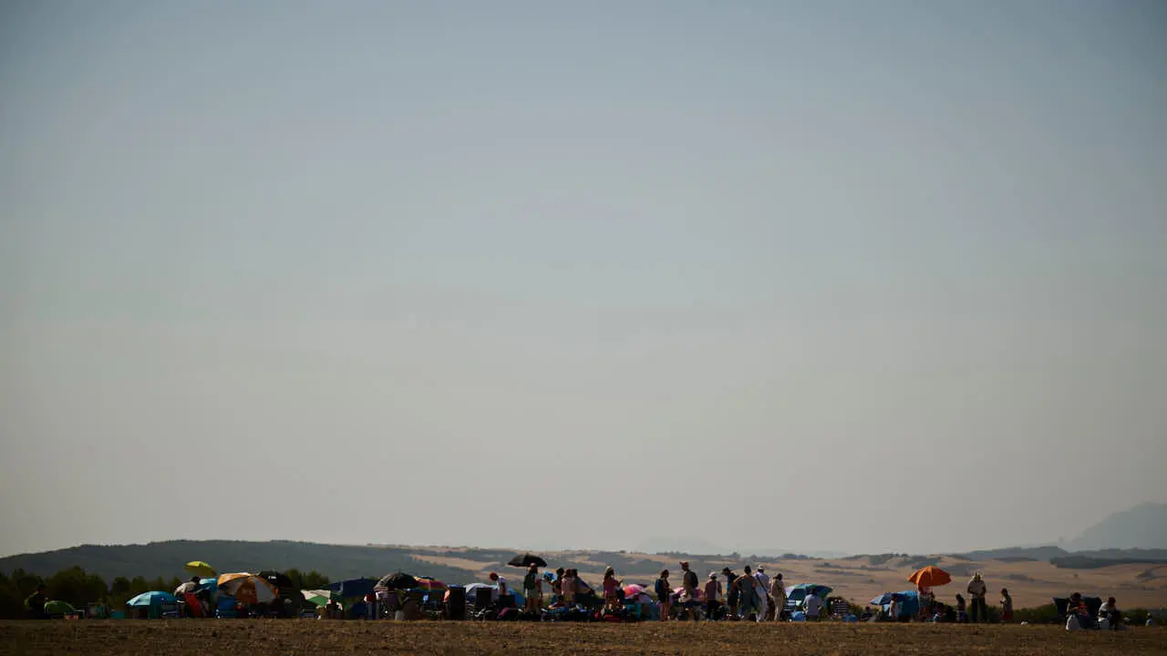 Miles de personas esperan en la localidad Navarra de Ler&iacute;n al eclipse. PABLO LASAOSA