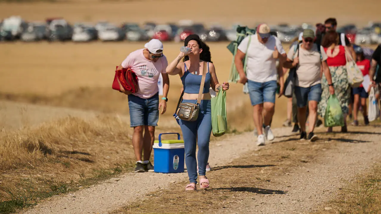 Miles de personas esperan en la localidad Navarra de Ler&iacute;n al eclipse. PABLO LASAOSA