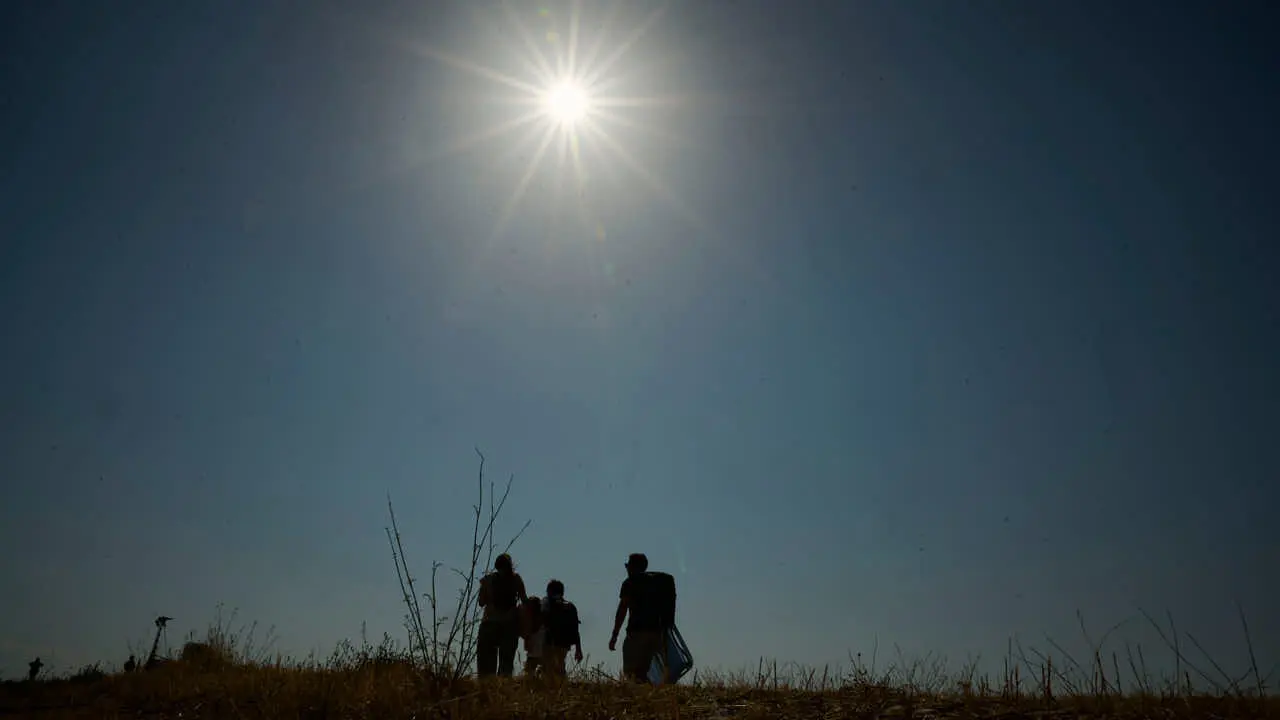 Miles de personas esperan en la localidad Navarra de Ler&iacute;n al eclipse. PABLO LASAOSA