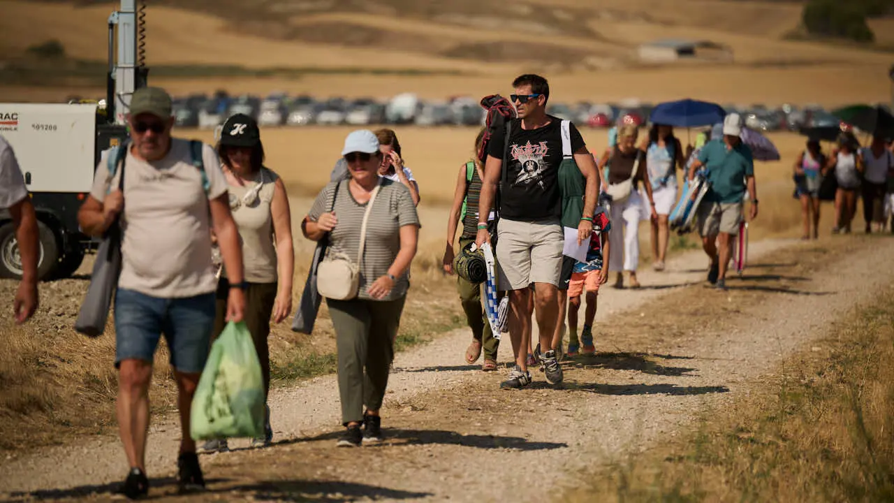 Miles de personas esperan en la localidad Navarra de Ler&iacute;n al eclipse. PABLO LASAOSA