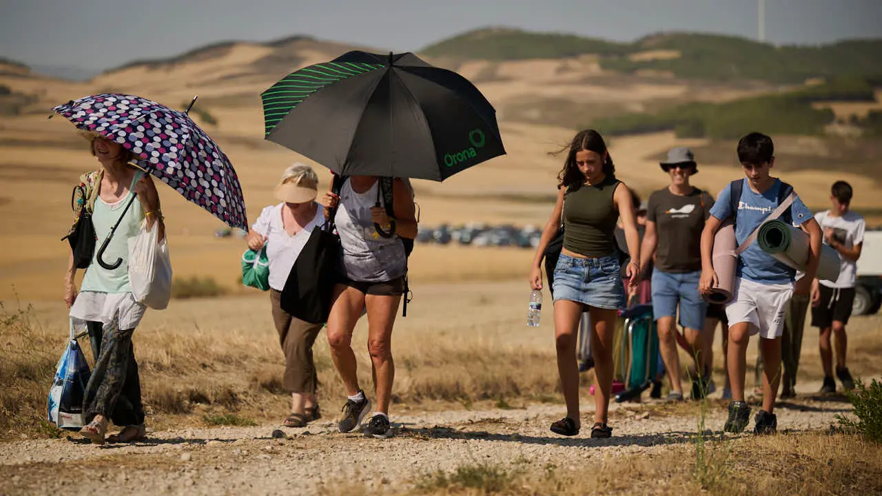 Miles de personas esperan en la localidad Navarra de Ler&iacute;n al eclipse. PABLO LASAOSA