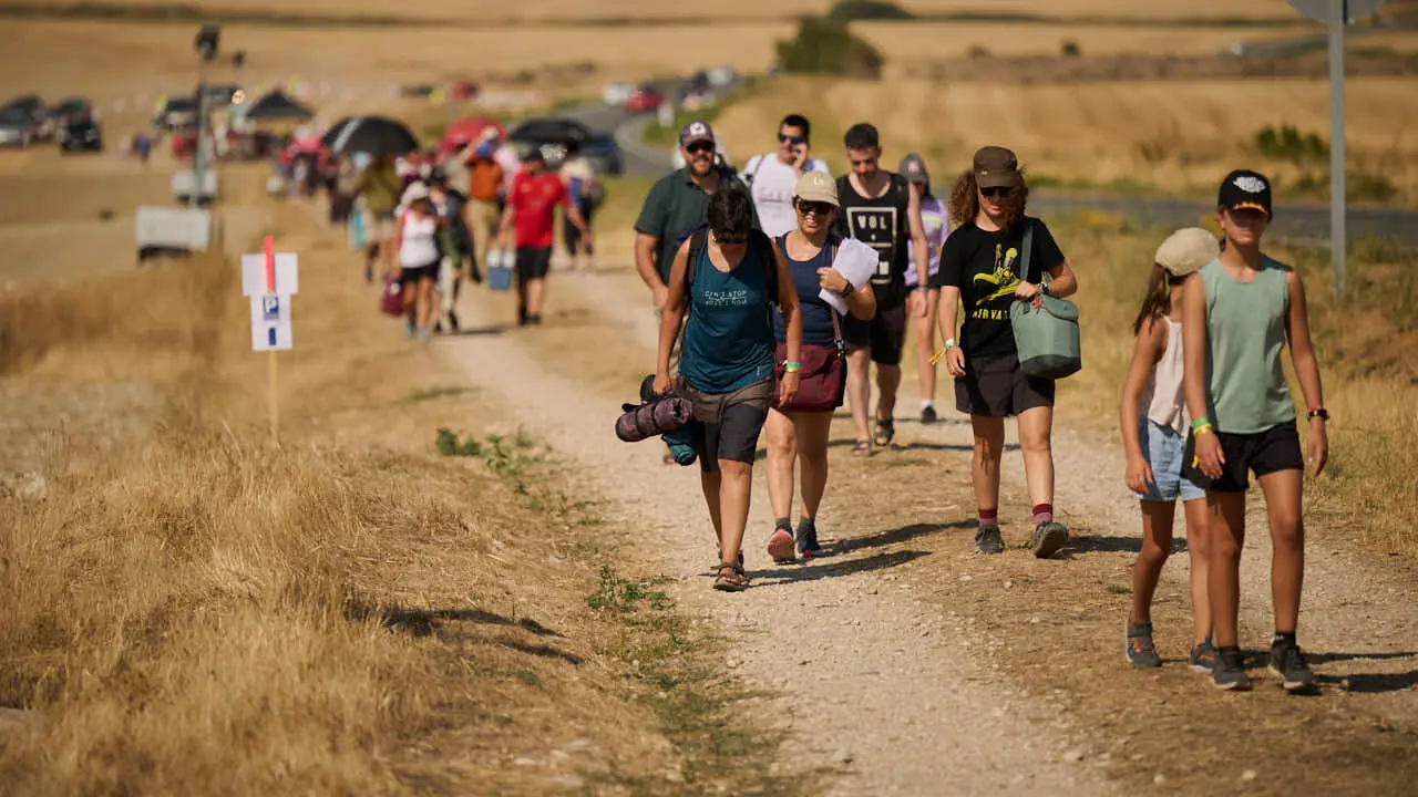 Miles de personas esperan en la localidad Navarra de Ler&iacute;n al eclipse. PABLO LASAOSA