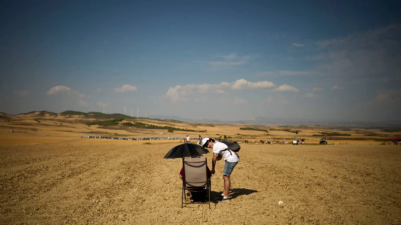 Miles de personas esperan en la localidad Navarra de Ler&iacute;n al eclipse. PABLO LASAOSA
