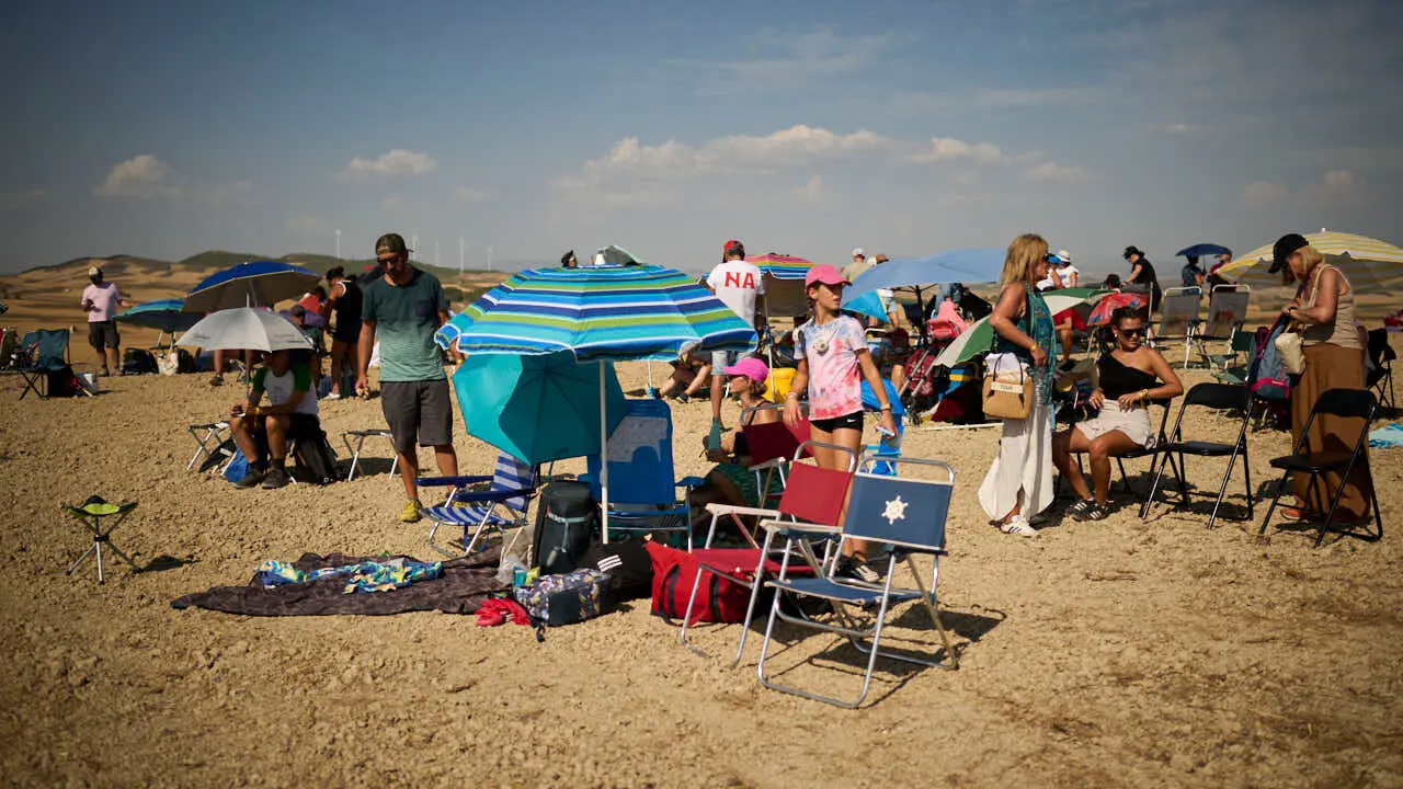 Miles de personas esperan en la localidad Navarra de Ler&iacute;n al eclipse. PABLO LASAOSA