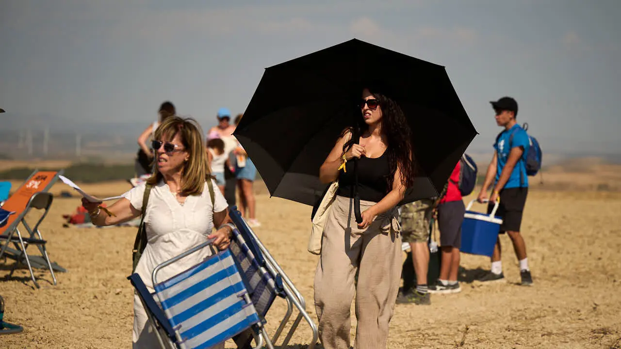 Miles de personas esperan en la localidad Navarra de Ler&iacute;n al eclipse. PABLO LASAOSA