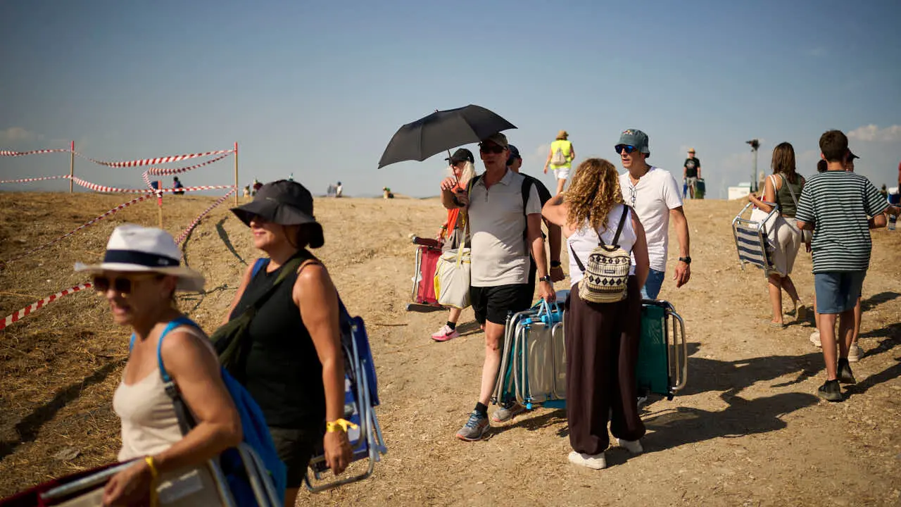 Miles de personas esperan en la localidad Navarra de Ler&iacute;n al eclipse. PABLO LASAOSA