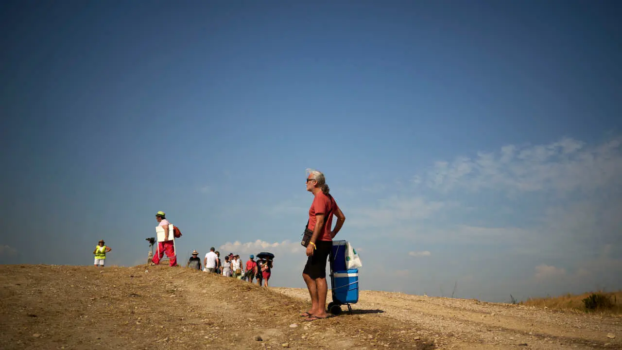 Miles de personas esperan en la localidad Navarra de Ler&iacute;n al eclipse. PABLO LASAOSA