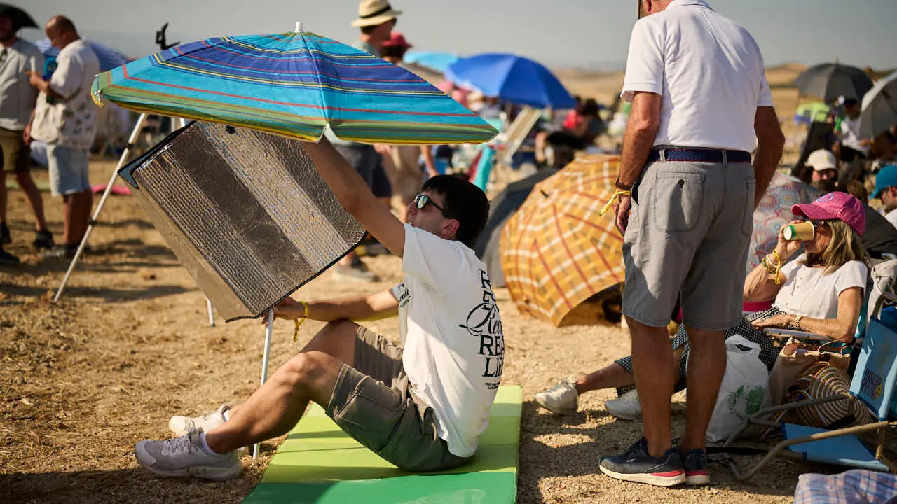 Miles de personas esperan en la localidad Navarra de Ler&iacute;n al eclipse. PABLO LASAOSA