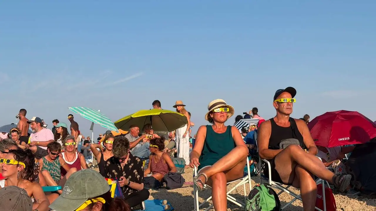 Cientos de personas disfrutan del eclipse en Lerin. PABLO LASAOSA
