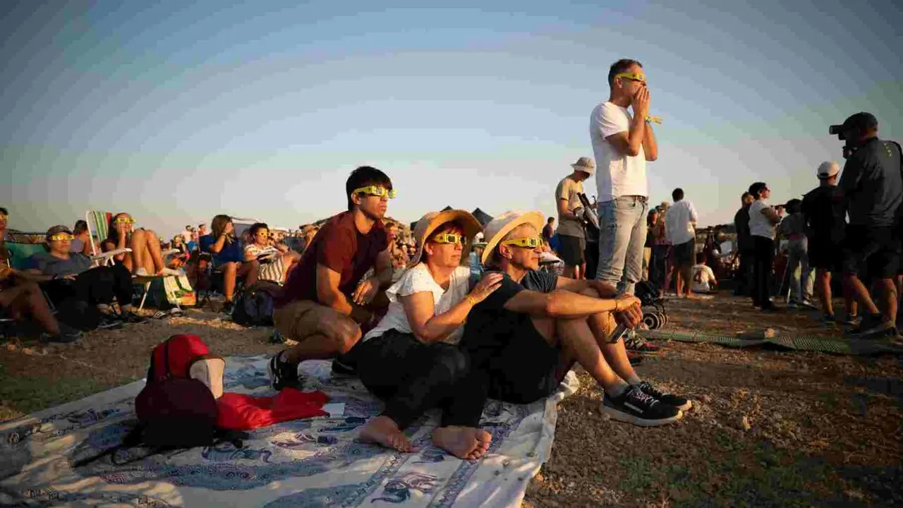 Centenares de personas siguiendo el eclipse desde Ler&iacute;n. PABLO LASAOSA