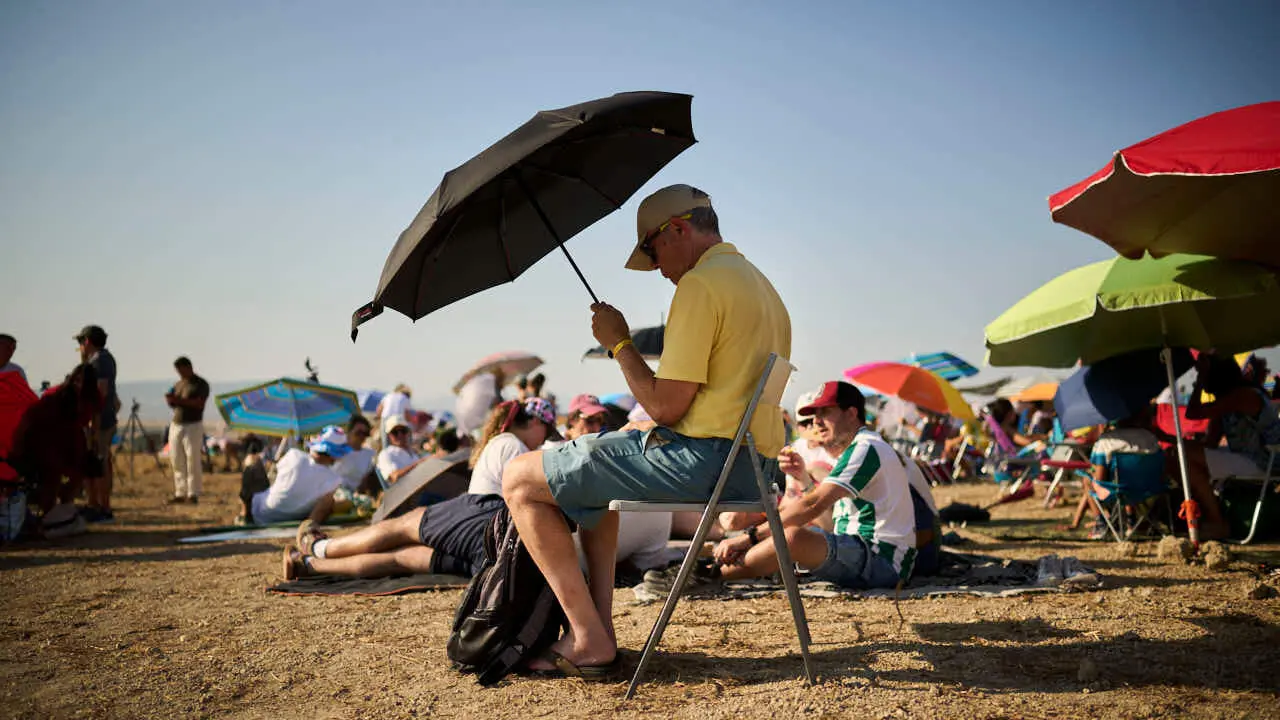 Miles de personas viven el eclipse en la localidad Navarra de Ler&iacute;n. PABLO LASAOSA