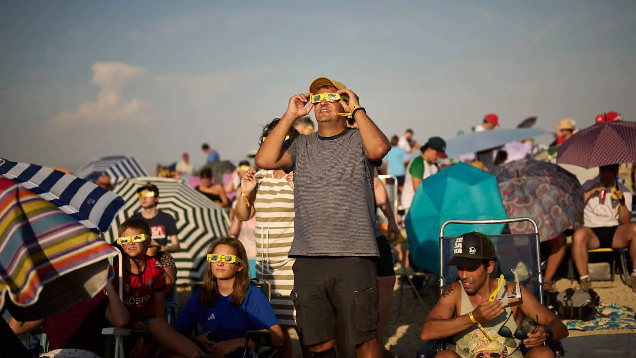 Miles de personas viven el eclipse en la localidad Navarra de Ler&iacute;n. PABLO LASAOSA