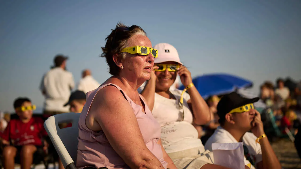 Miles de personas viven el eclipse en la localidad Navarra de Ler&iacute;n. PABLO LASAOSA
