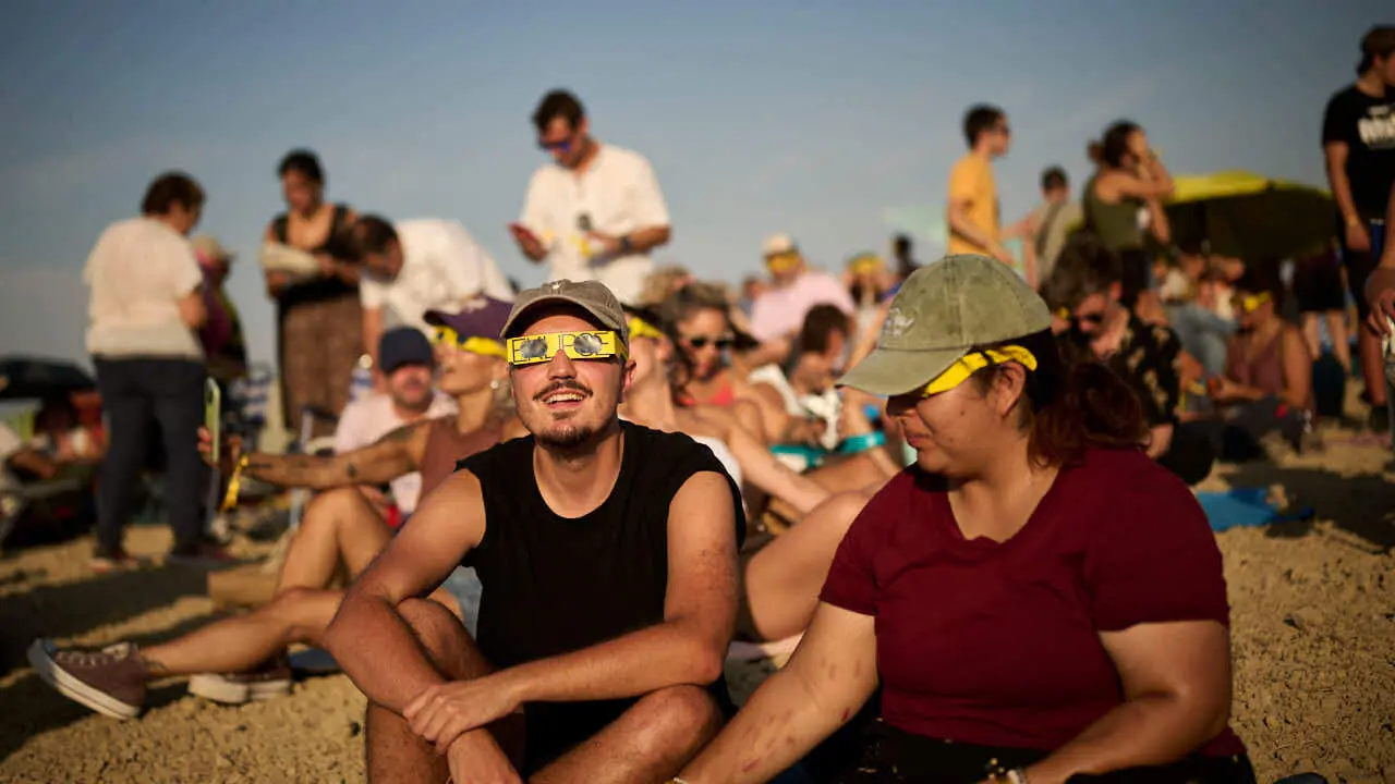 Miles de personas viven el eclipse en la localidad Navarra de Ler&iacute;n. PABLO LASAOSA