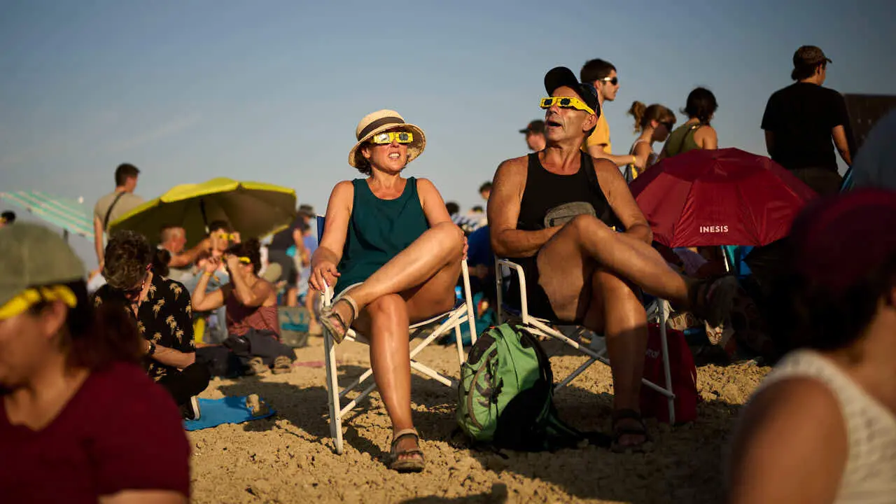 Miles de personas viven el eclipse en la localidad Navarra de Ler&iacute;n. PABLO LASAOSA