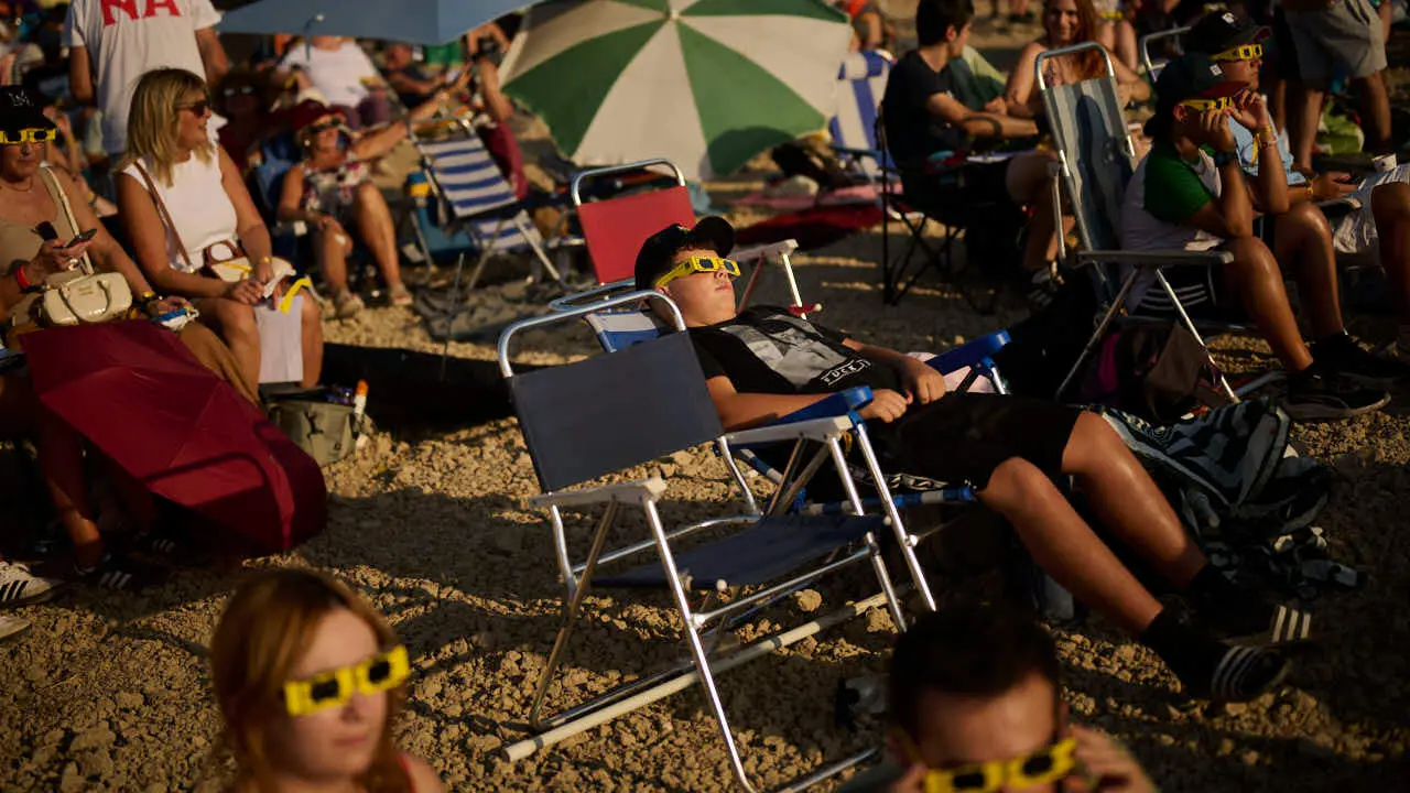Miles de personas viven el eclipse en la localidad Navarra de Ler&iacute;n. PABLO LASAOSA