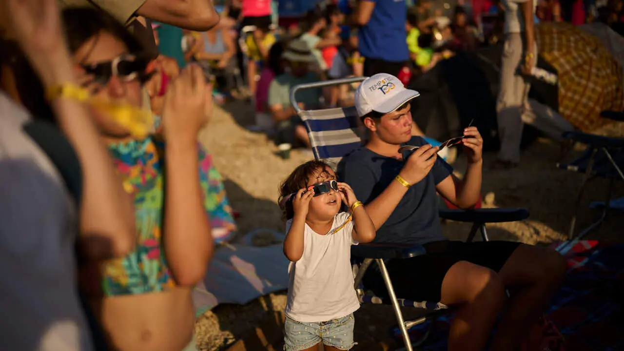 Miles de personas viven el eclipse en la localidad Navarra de Ler&iacute;n. PABLO LASAOSA