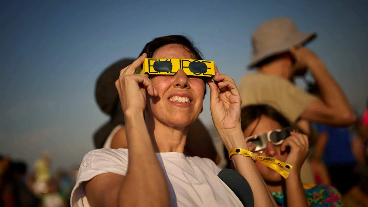 Miles de personas viven el eclipse en la localidad Navarra de Ler&iacute;n. PABLO LASAOSA