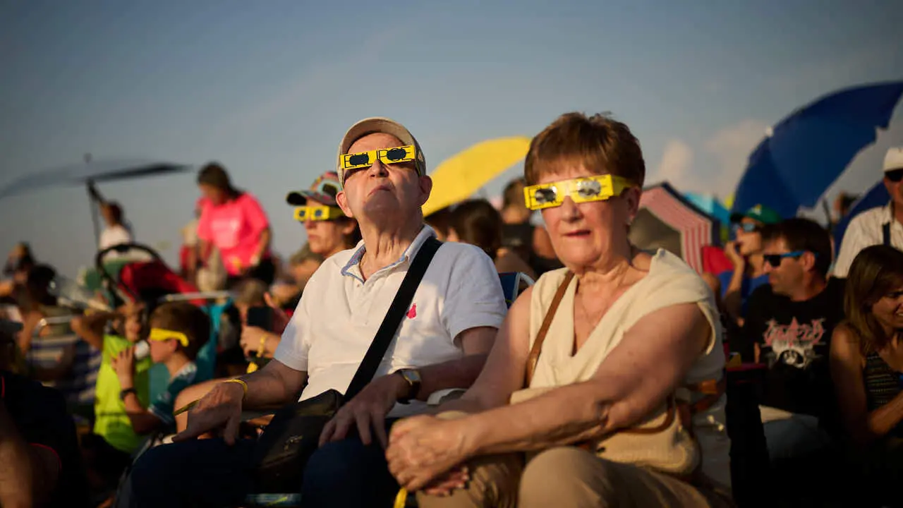 Miles de personas viven el eclipse en la localidad Navarra de Ler&iacute;n. PABLO LASAOSA