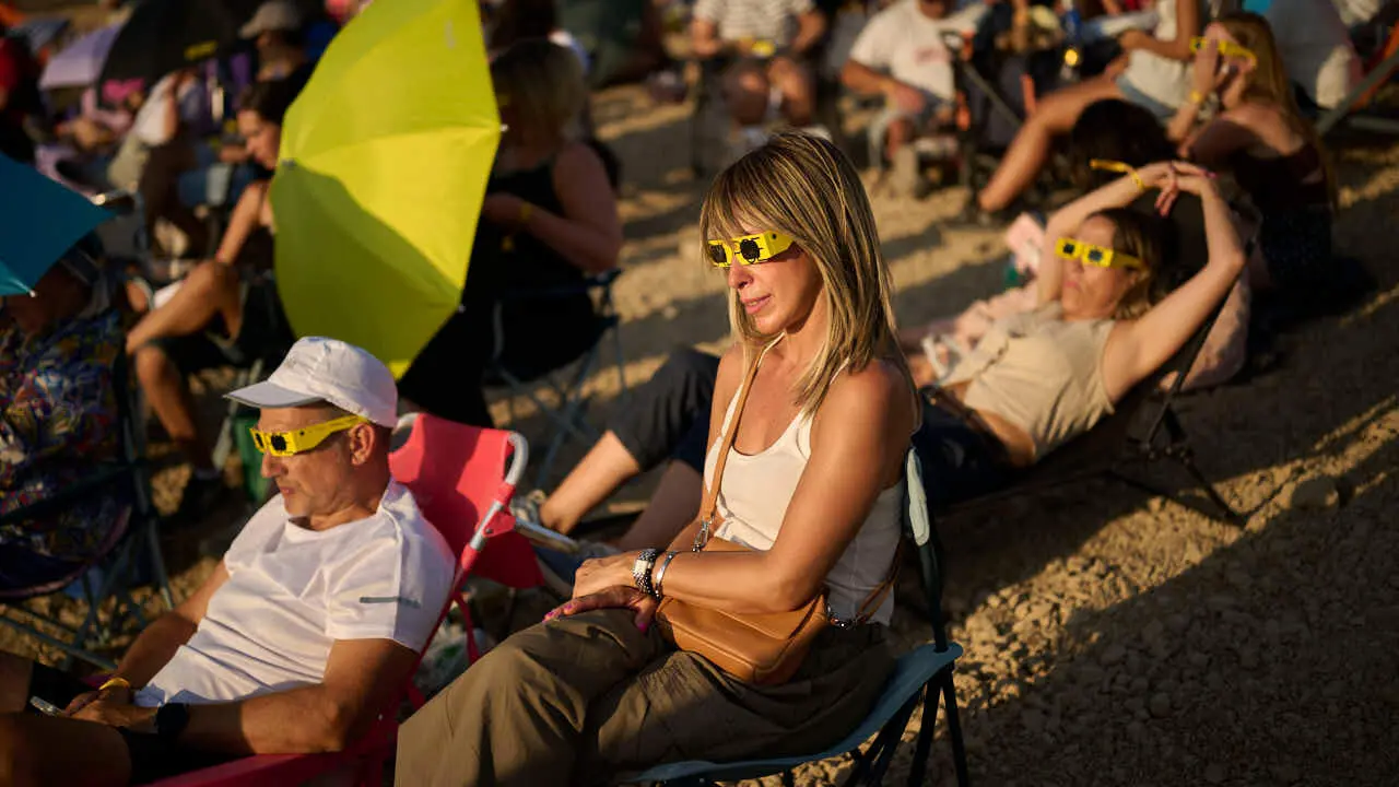 Miles de personas viven el eclipse en la localidad Navarra de Ler&iacute;n. PABLO LASAOSA