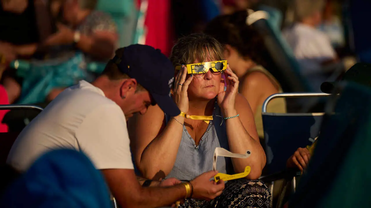 Miles de personas viven el eclipse en la localidad Navarra de Ler&iacute;n. PABLO LASAOSA