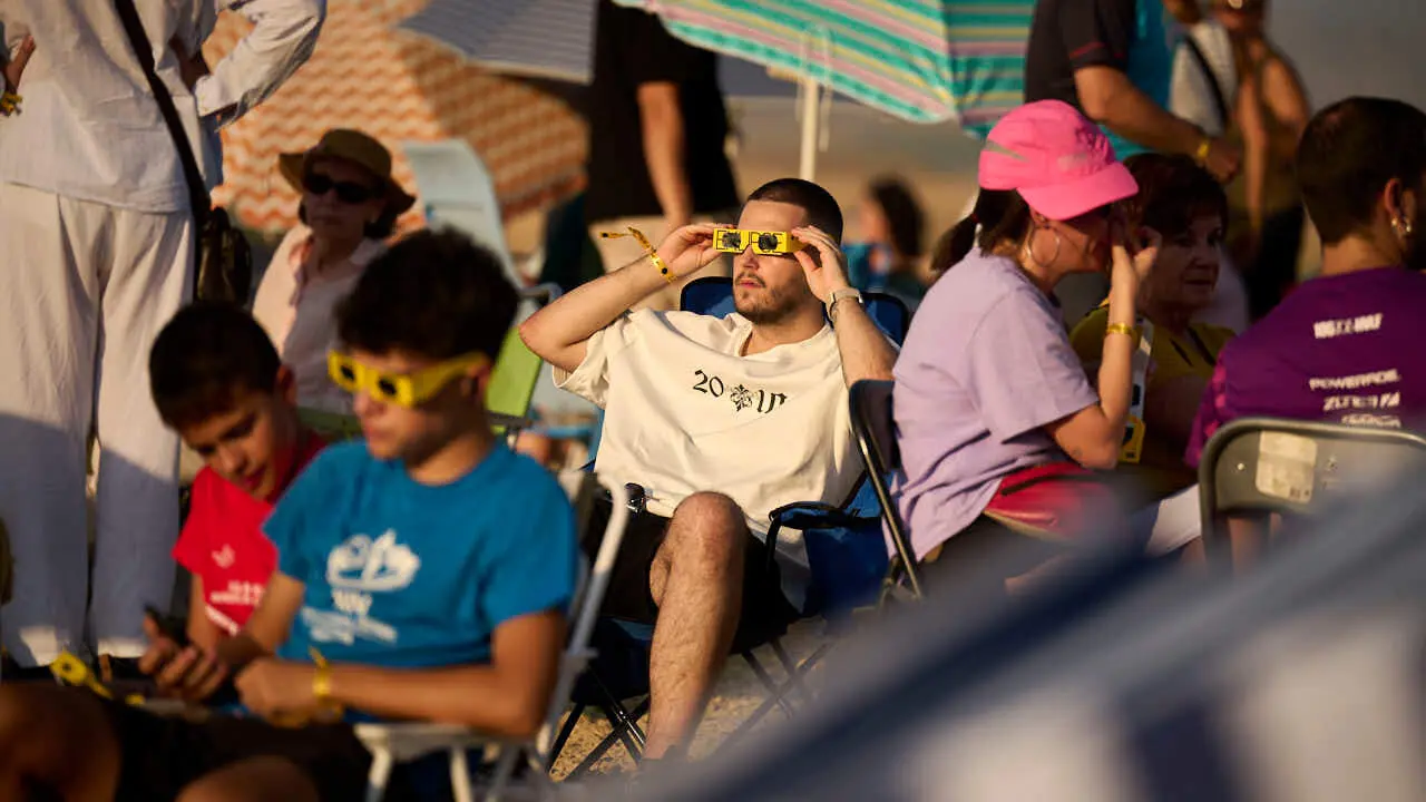 Miles de personas viven el eclipse en la localidad Navarra de Ler&iacute;n. PABLO LASAOSA
