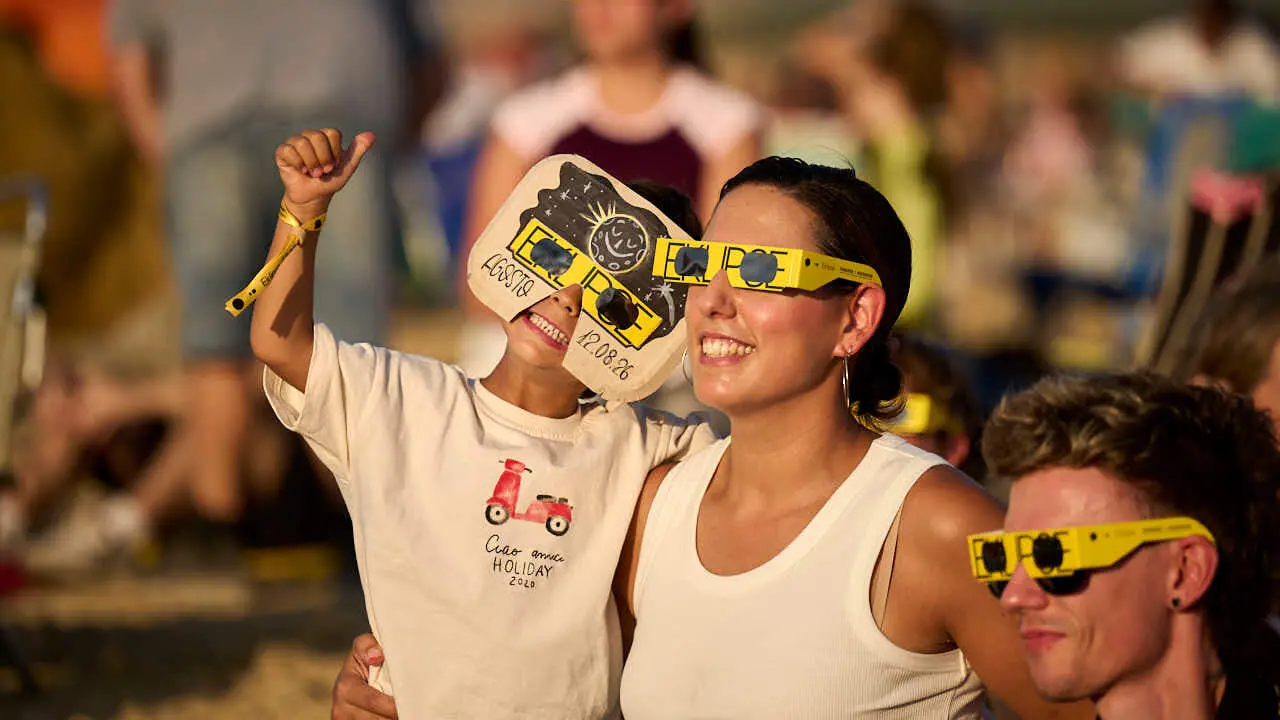 Miles de personas viven el eclipse en la localidad Navarra de Ler&iacute;n. PABLO LASAOSA