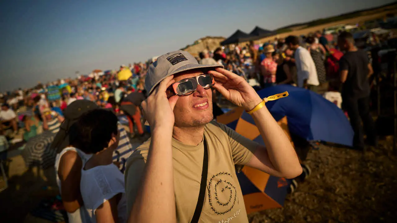 Miles de personas viven el eclipse en la localidad Navarra de Ler&iacute;n. PABLO LASAOSA