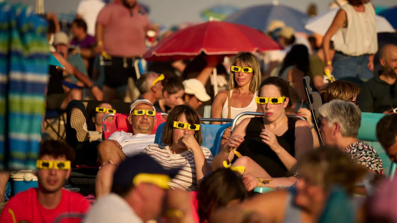 Miles de personas viven el eclipse en la localidad Navarra de Ler&iacute;n. PABLO LASAOSA