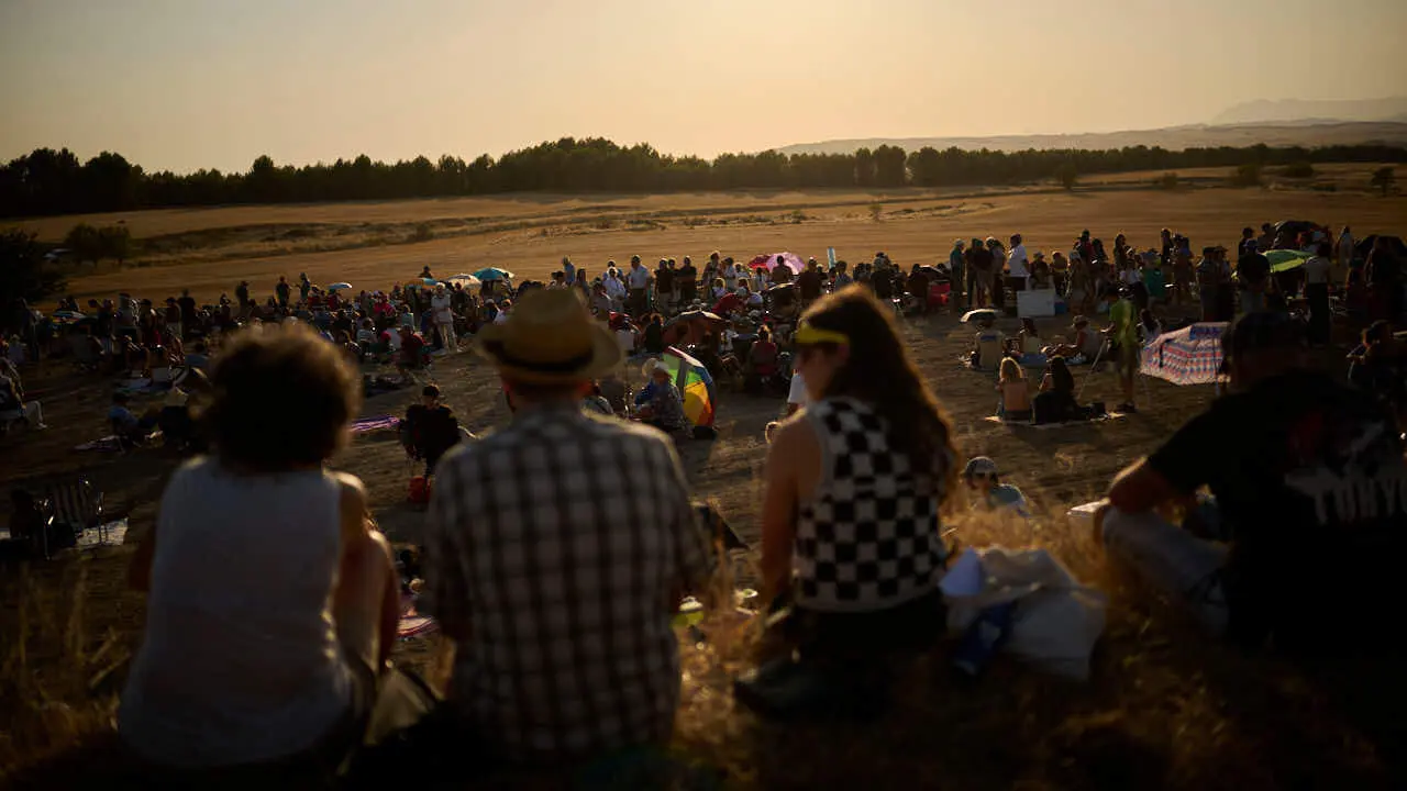 Miles de personas viven el eclipse en la localidad Navarra de Ler&iacute;n. PABLO LASAOSA