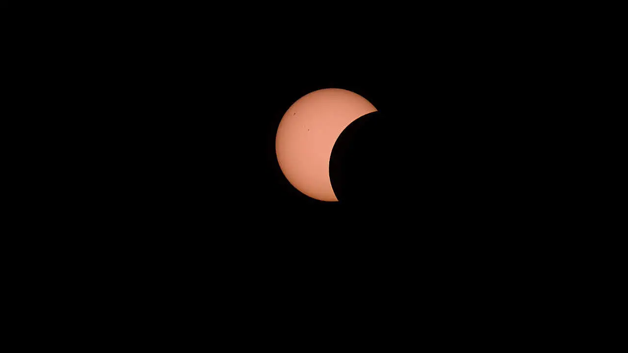 Miles de personas viven el eclipse en la localidad Navarra de Ler&iacute;n. PABLO LASAOSA
