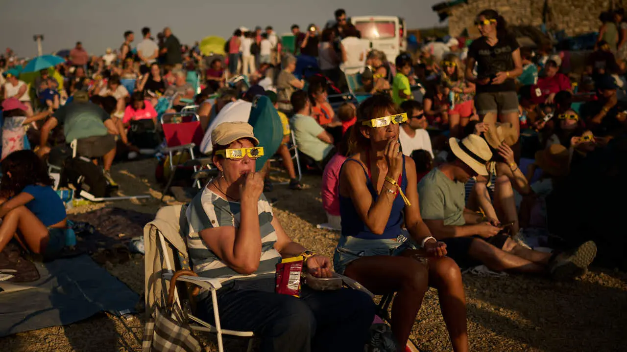 Miles de personas viven el eclipse en la localidad Navarra de Ler&iacute;n. PABLO LASAOSA