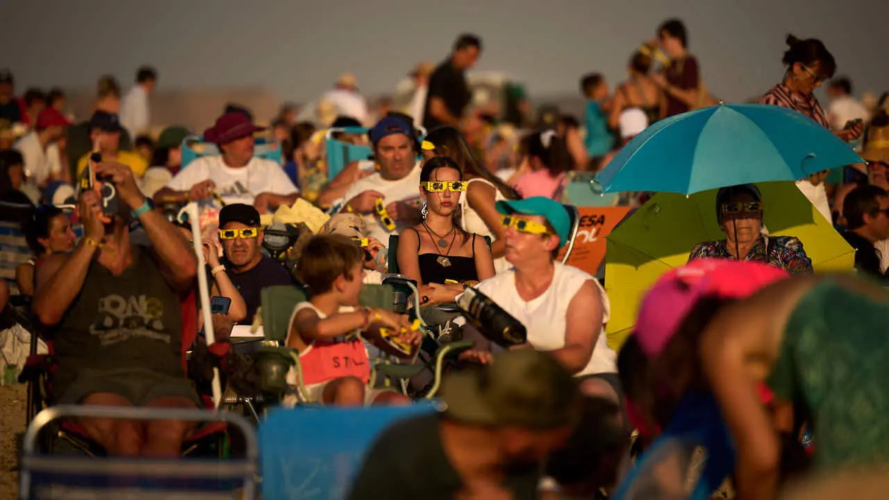 Miles de personas viven el eclipse en la localidad Navarra de Ler&iacute;n. PABLO LASAOSA