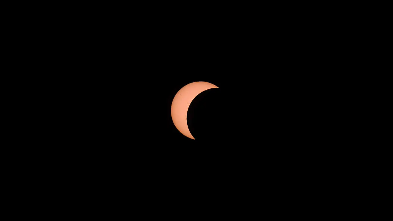 Miles de personas viven el eclipse en la localidad Navarra de Ler&iacute;n. PABLO LASAOSA