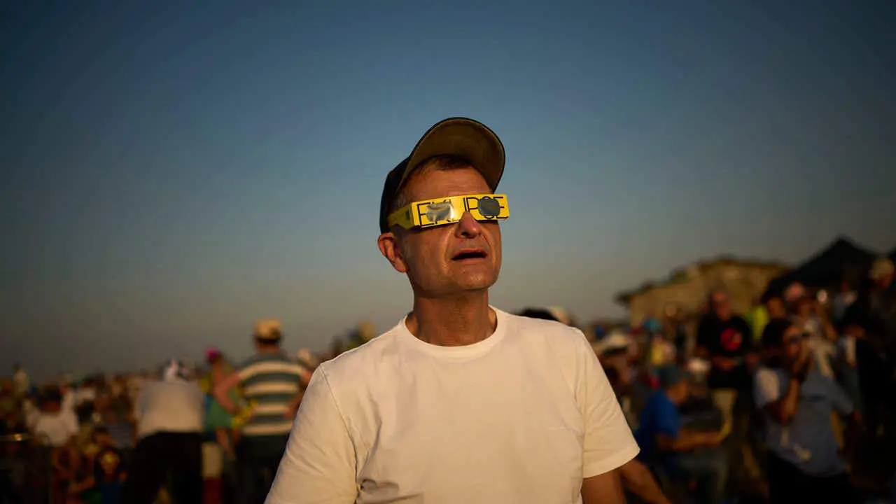 Miles de personas viven el eclipse en la localidad Navarra de Ler&iacute;n. PABLO LASAOSA
