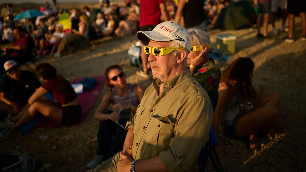 Miles de personas viven el eclipse en la localidad Navarra de Ler&iacute;n. PABLO LASAOSA