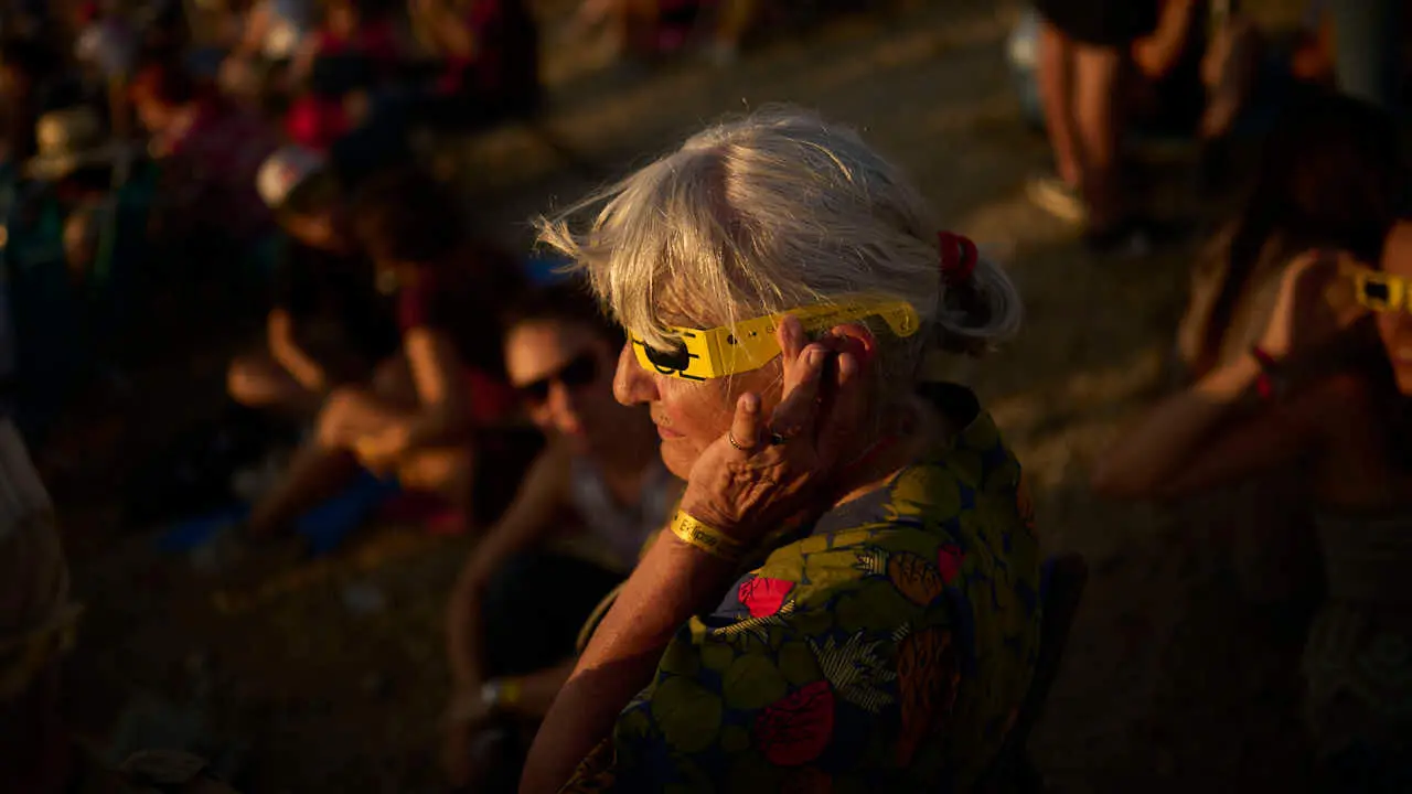 Miles de personas viven el eclipse en la localidad Navarra de Ler&iacute;n. PABLO LASAOSA
