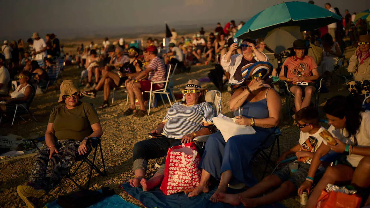 Miles de personas viven el eclipse en la localidad Navarra de Ler&iacute;n. PABLO LASAOSA