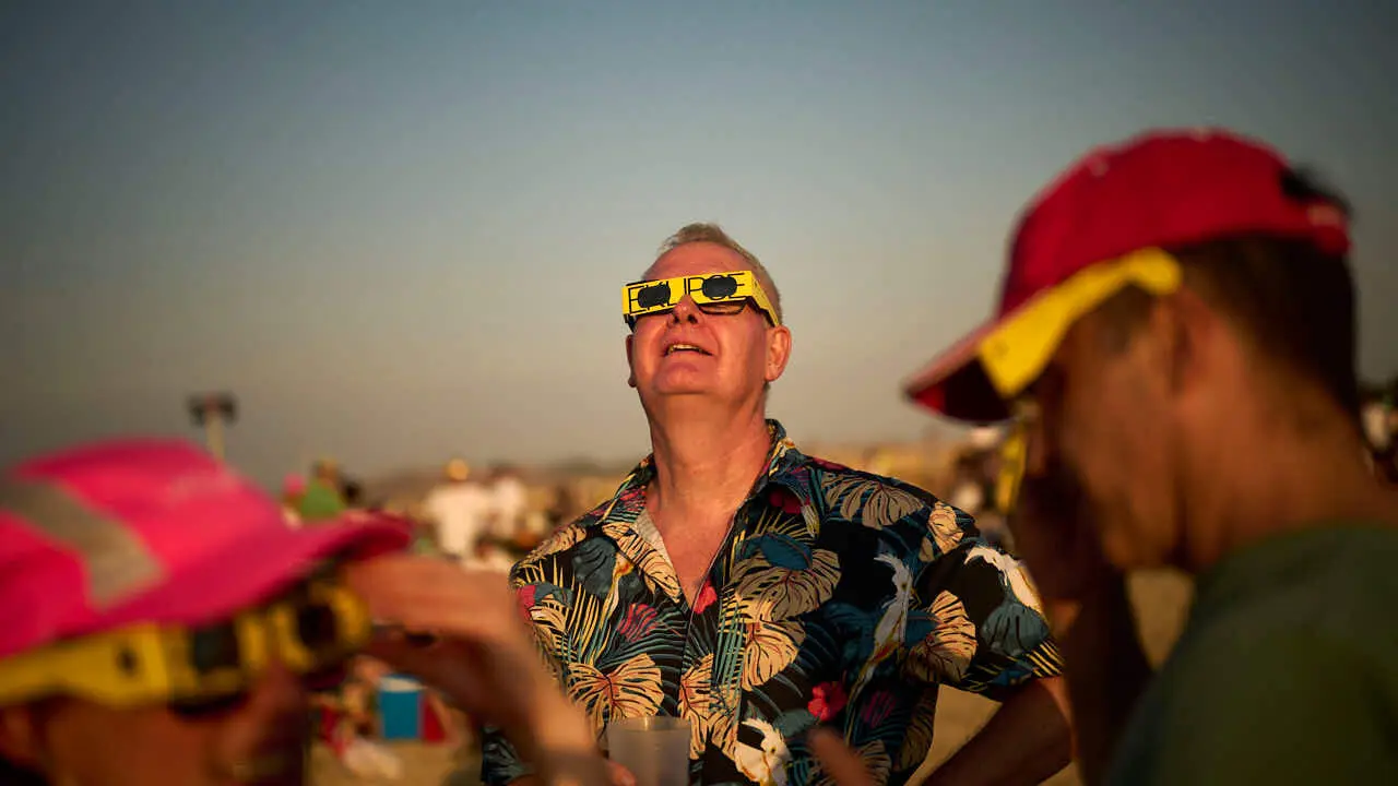 Miles de personas viven el eclipse en la localidad Navarra de Ler&iacute;n. PABLO LASAOSA